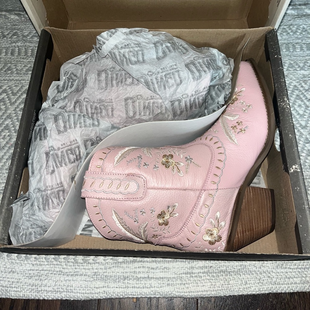Beautiful Primrose Cowgirl Boots